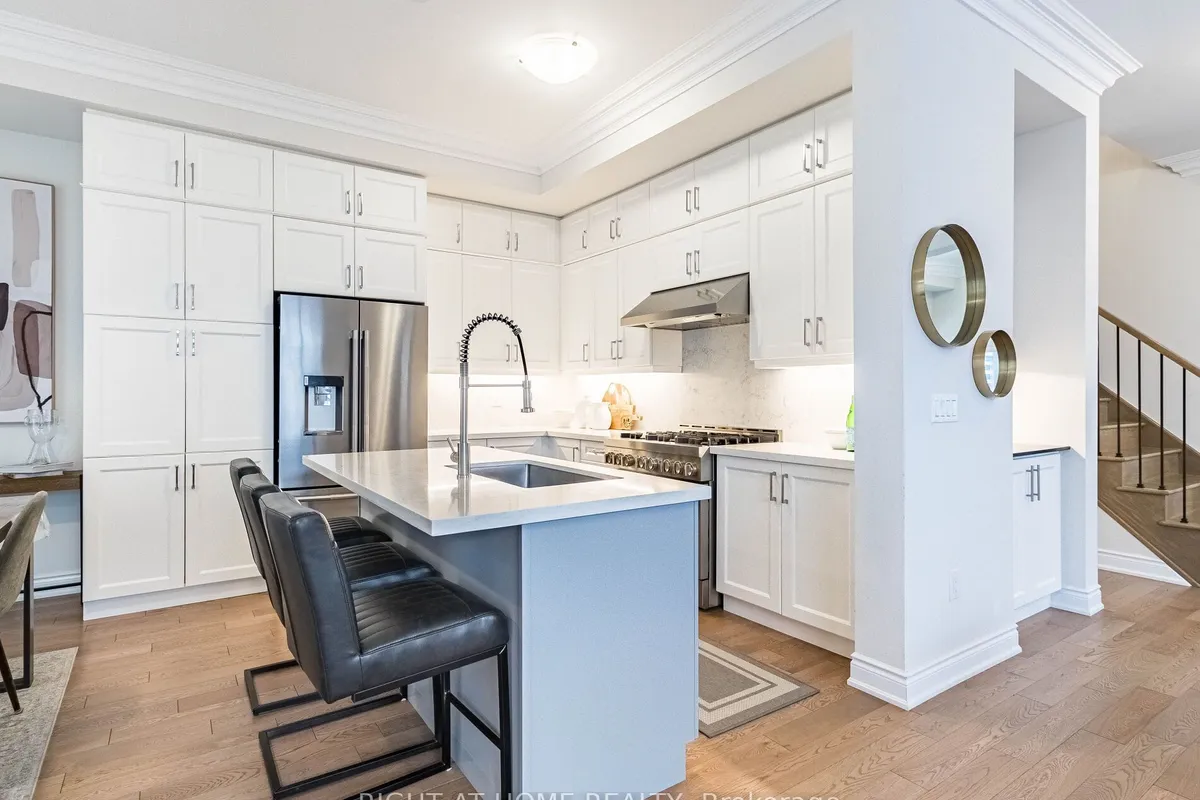 95 Viva Gardens, ON L6H 0Z2