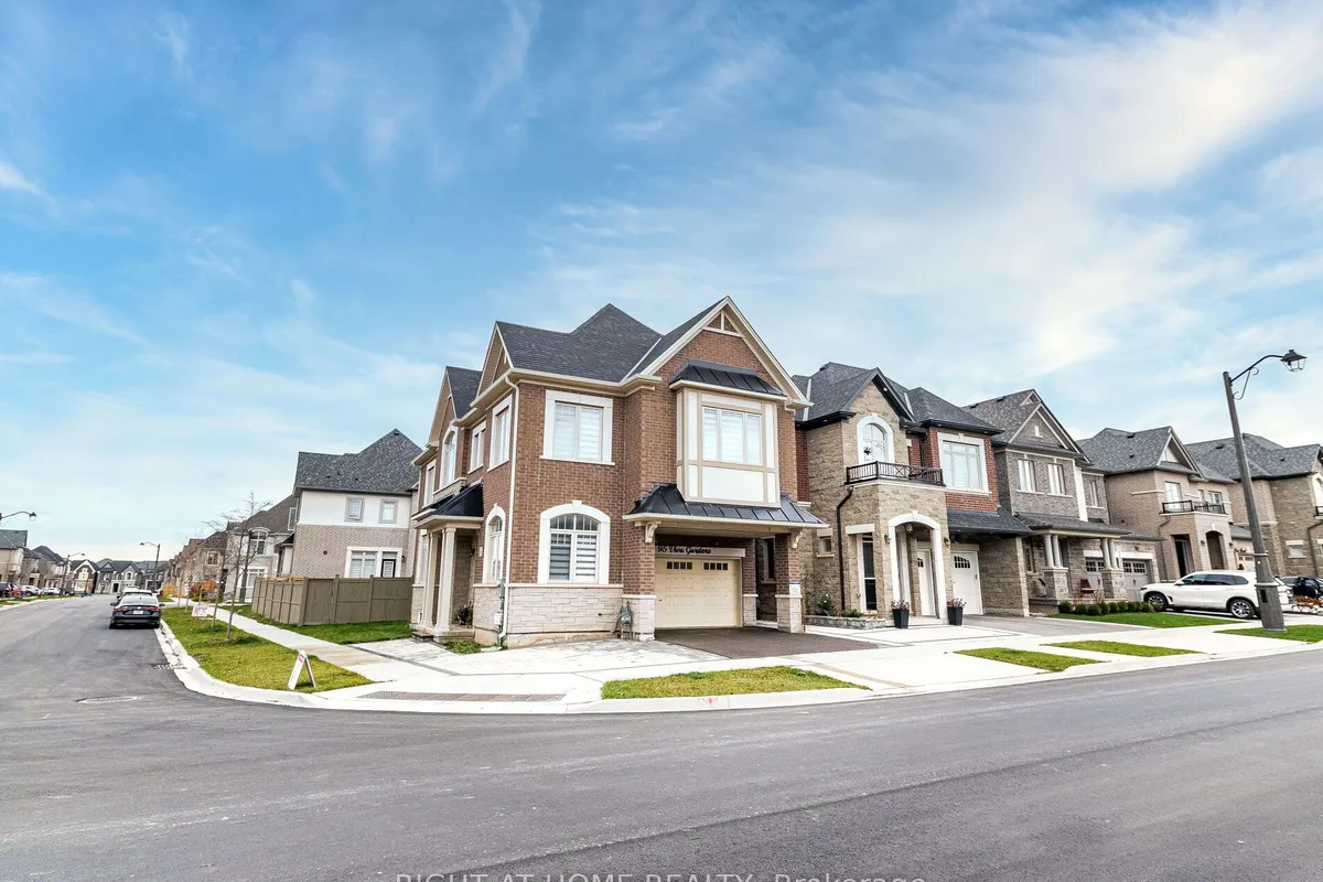 95 Viva Gardens, ON L6H 0Z2