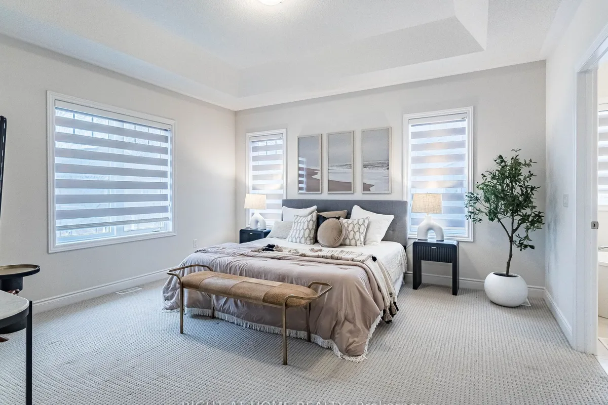 95 Viva Gardens, ON L6H 0Z2