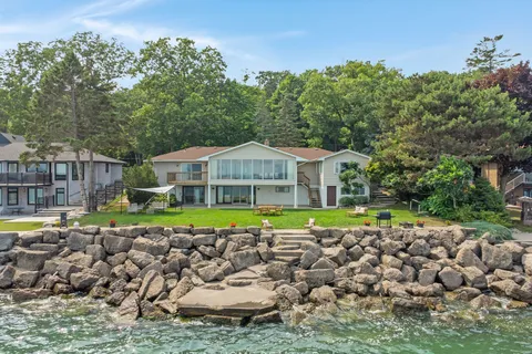 1360 LAKESHORE Road, ON L6L 1G2