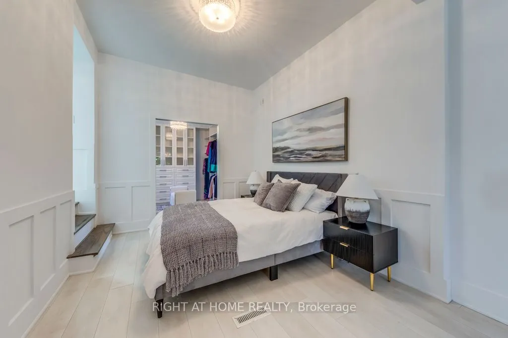 43 South Kingsway N/A, ON M6S 3T2