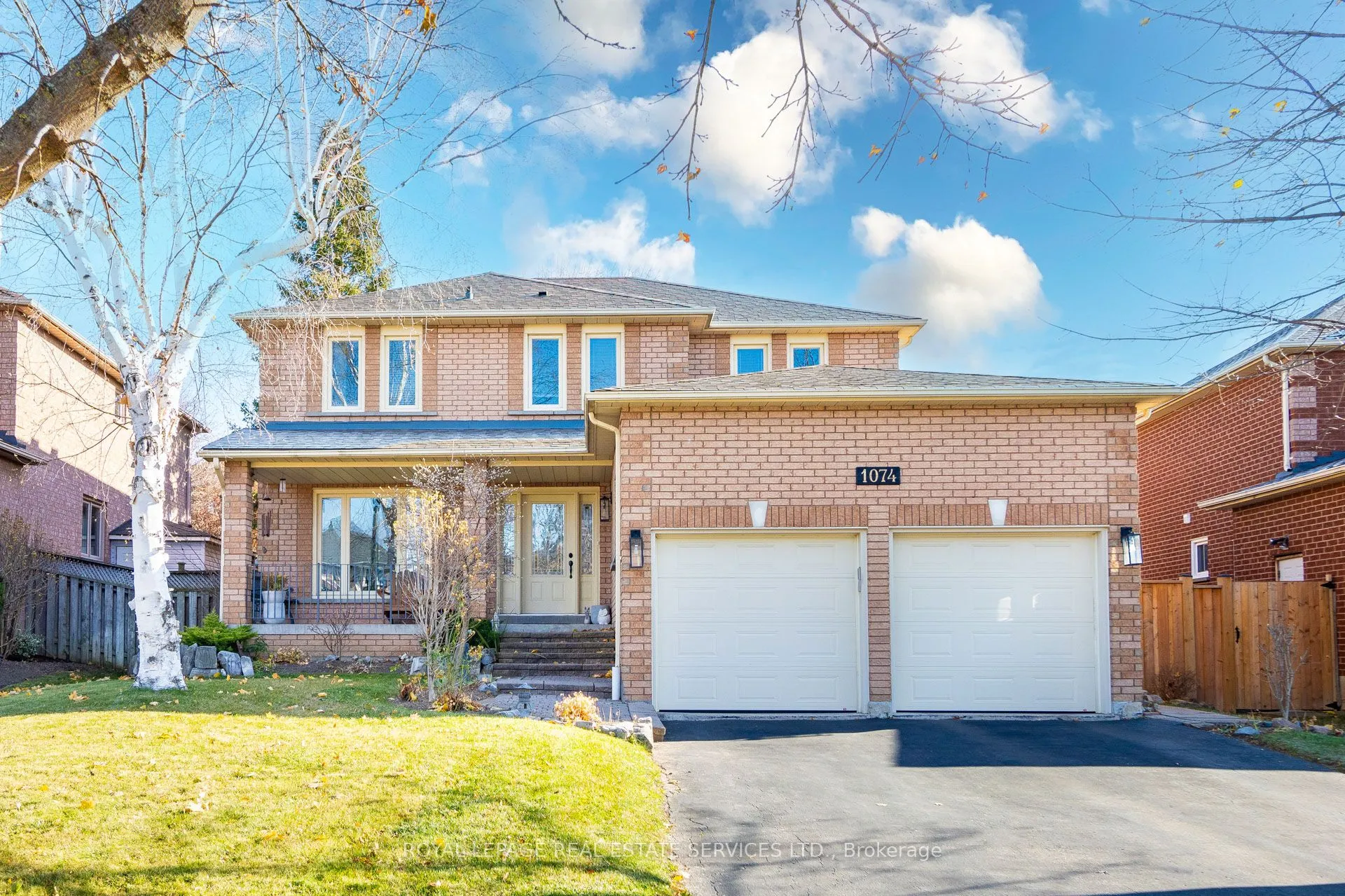 1074 Bradbury Chase, ON L5V 1J7