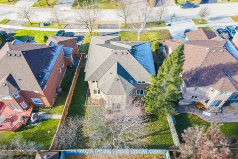 1074 Bradbury Chase, ON L5V 1J7
