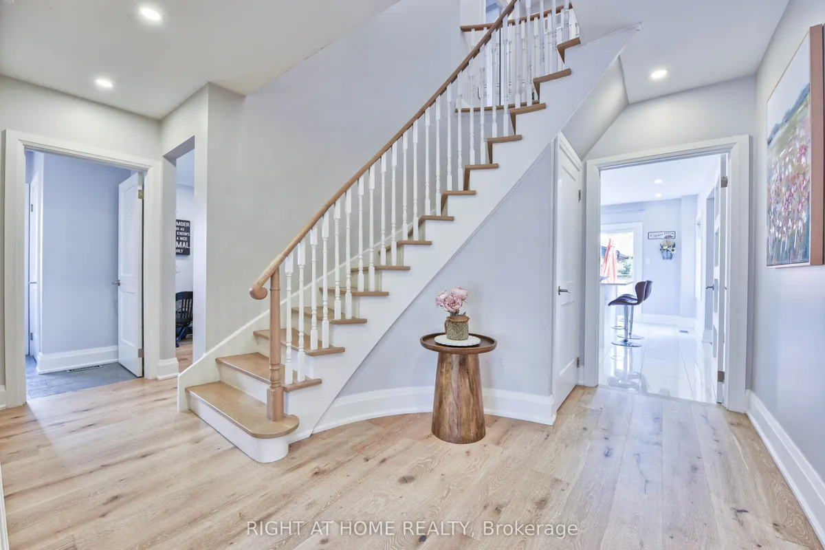 1517 Queensbury Crescent, ON L6H 4G6