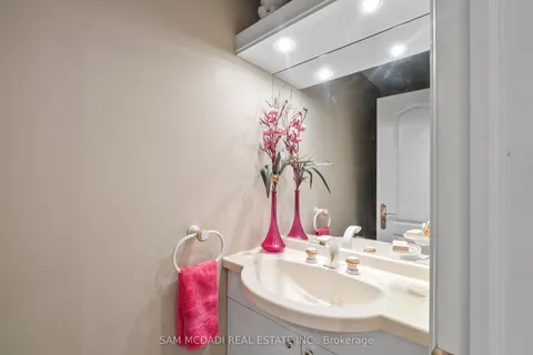 978 Tennyson Avenue, ON L5H 2Z1