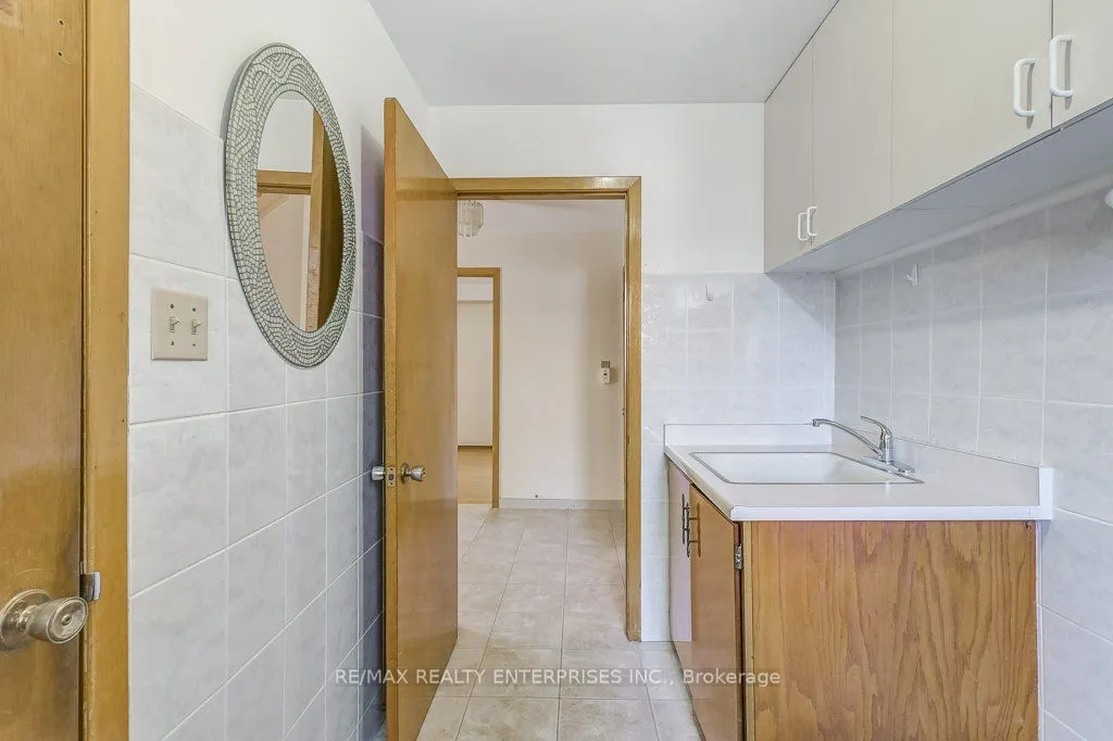 430 Louis Drive, ON L5B 2J4