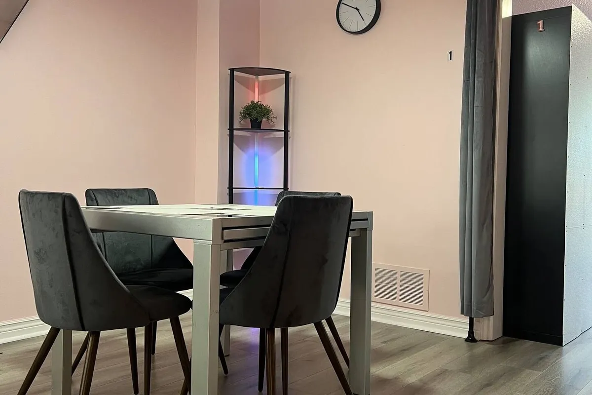 1070 Queens Avenue, ON L6H 2B5