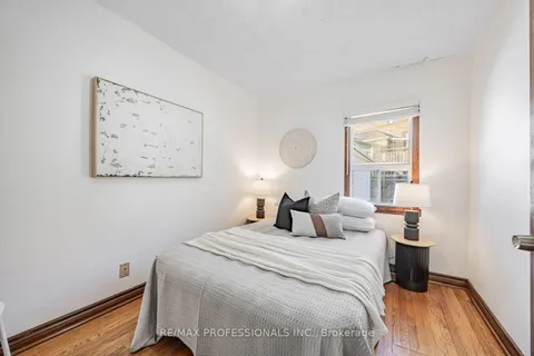 54 Holmesdale Crescent, ON M6E 1Y5