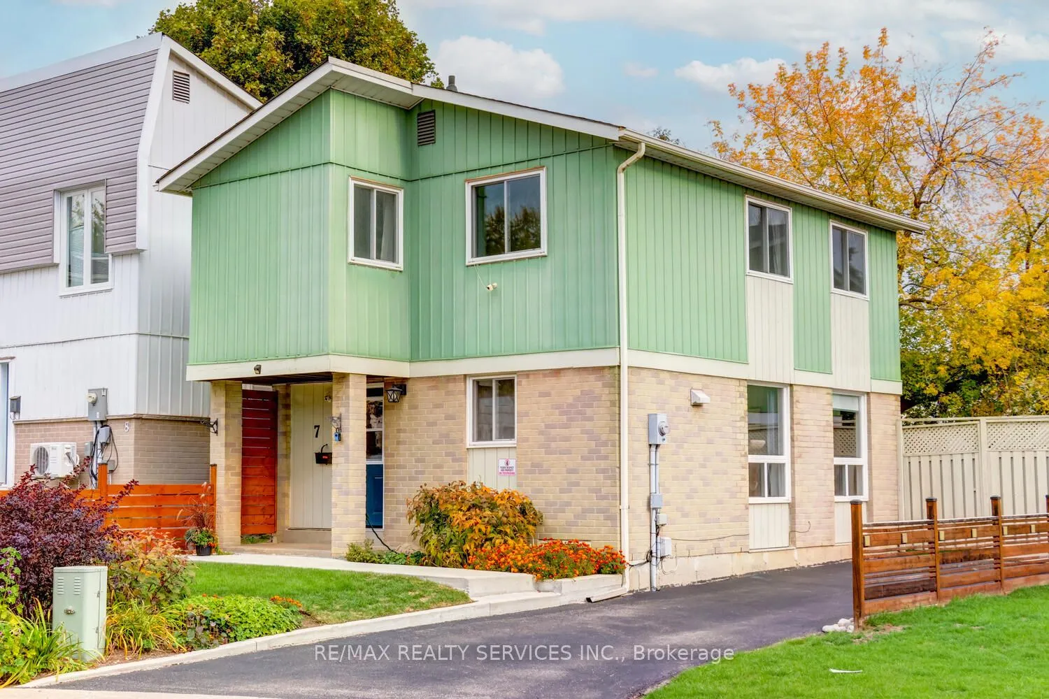 7 Hamlet Court, ON L6S 1X5