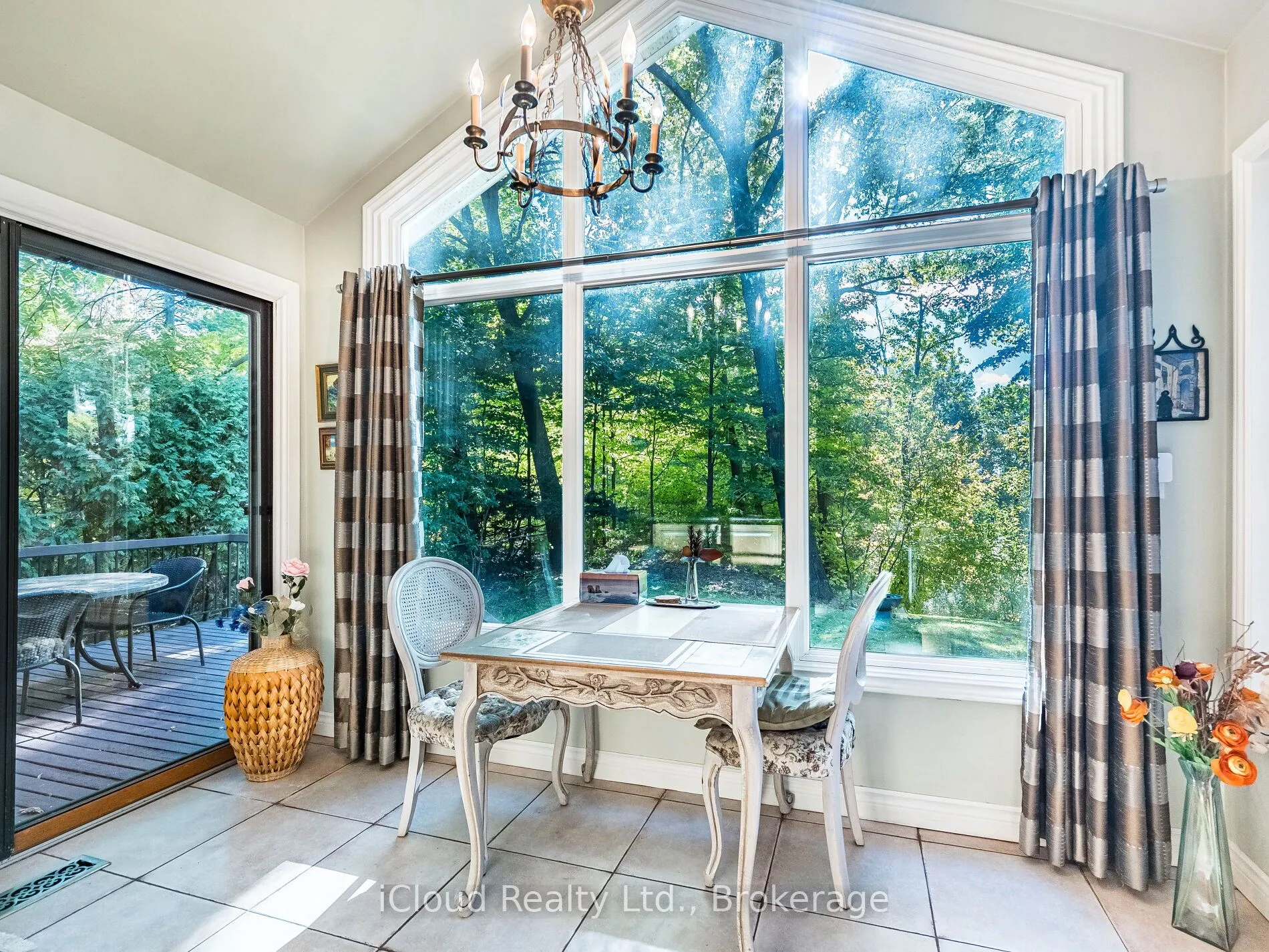 1529 Ballyclare Drive, ON L5C 1J4