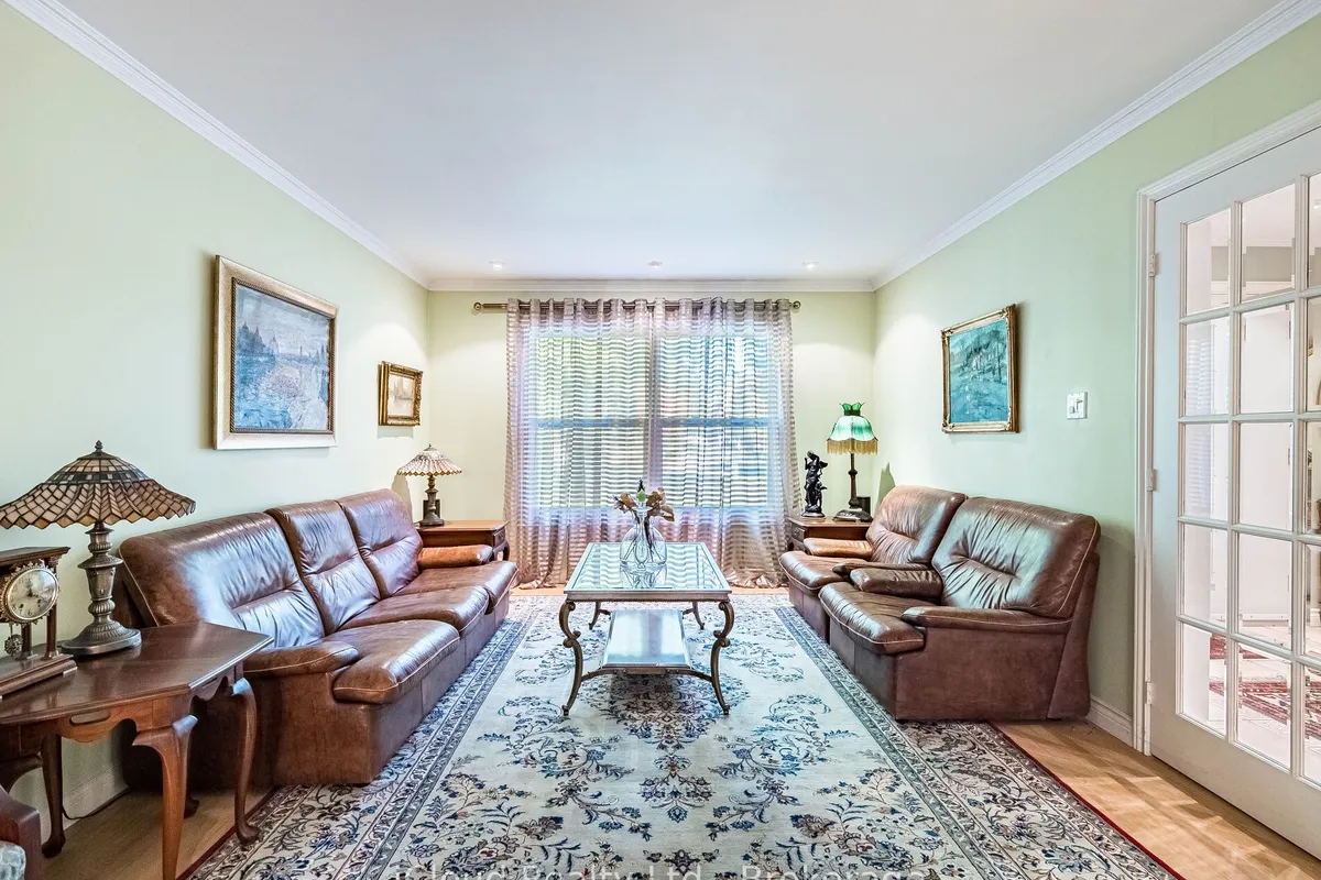 1529 Ballyclare Drive, ON L5C 1J4