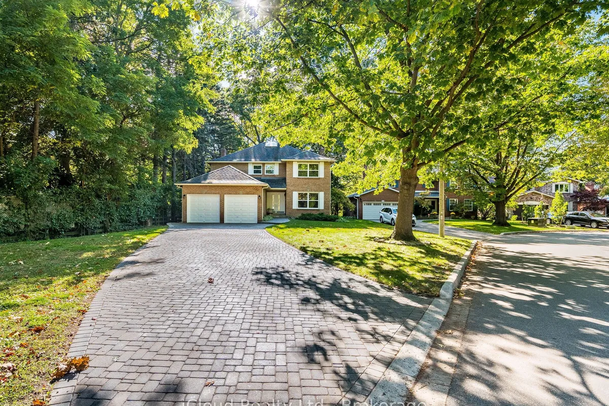 1529 Ballyclare Drive, ON L5C 1J4