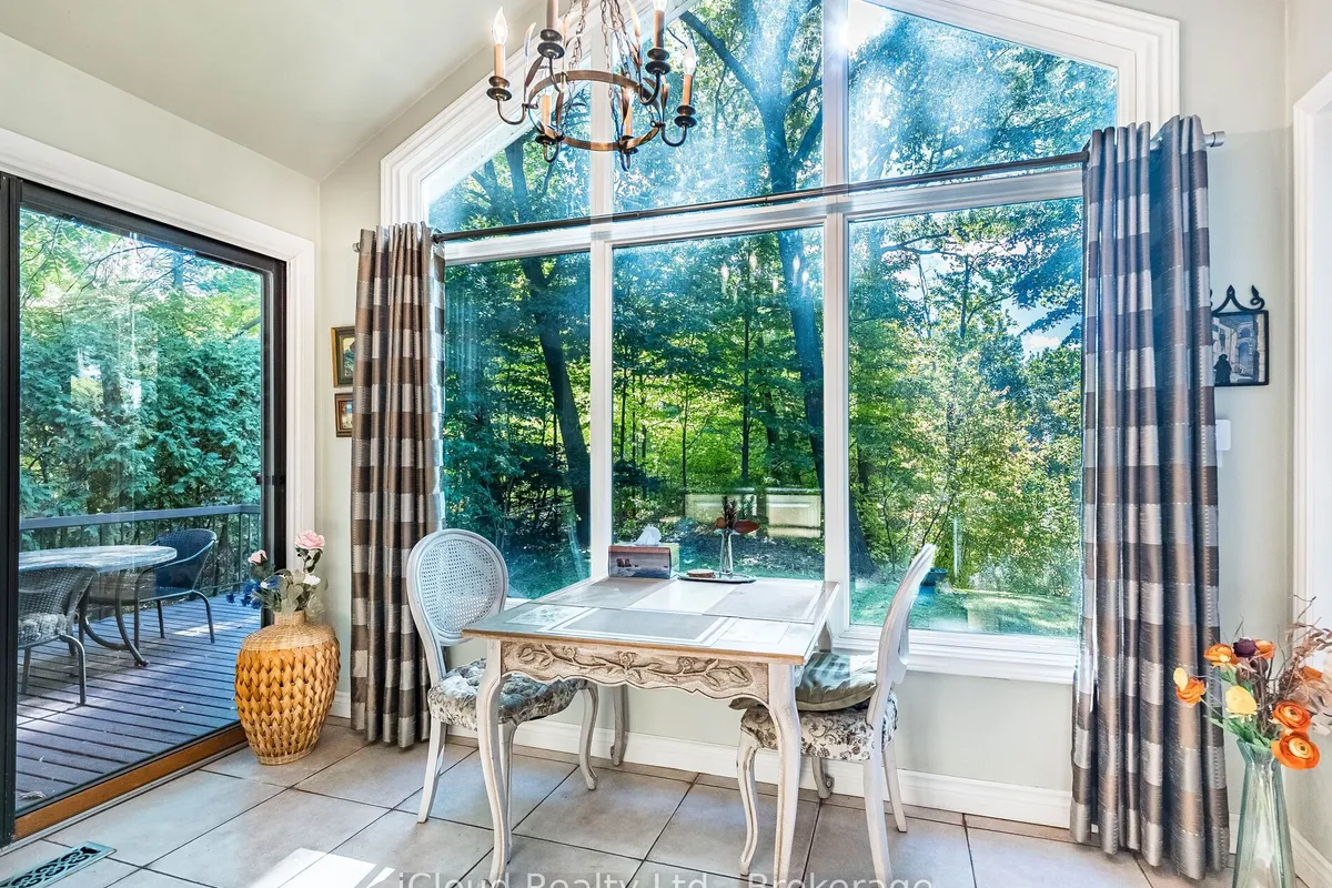 1529 Ballyclare Drive, ON L5C 1J4