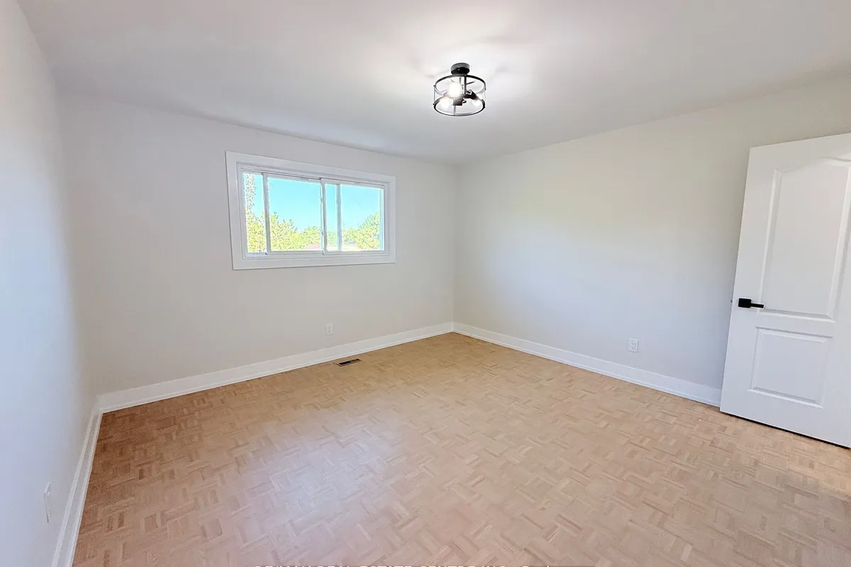 1215 Larny Court, ON L4W 3N4