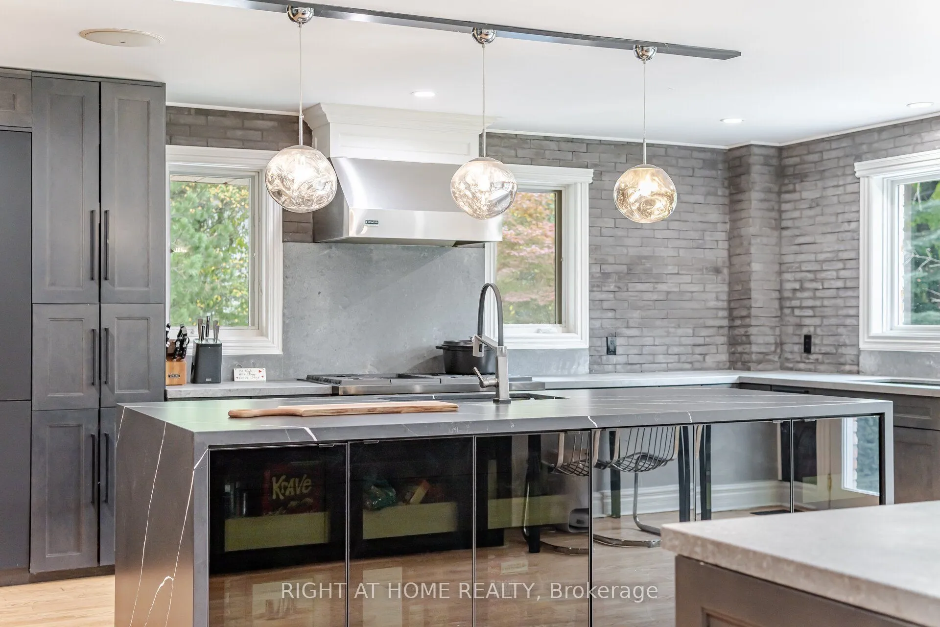 2154 Oneida Crescent, ON L5C 1V6