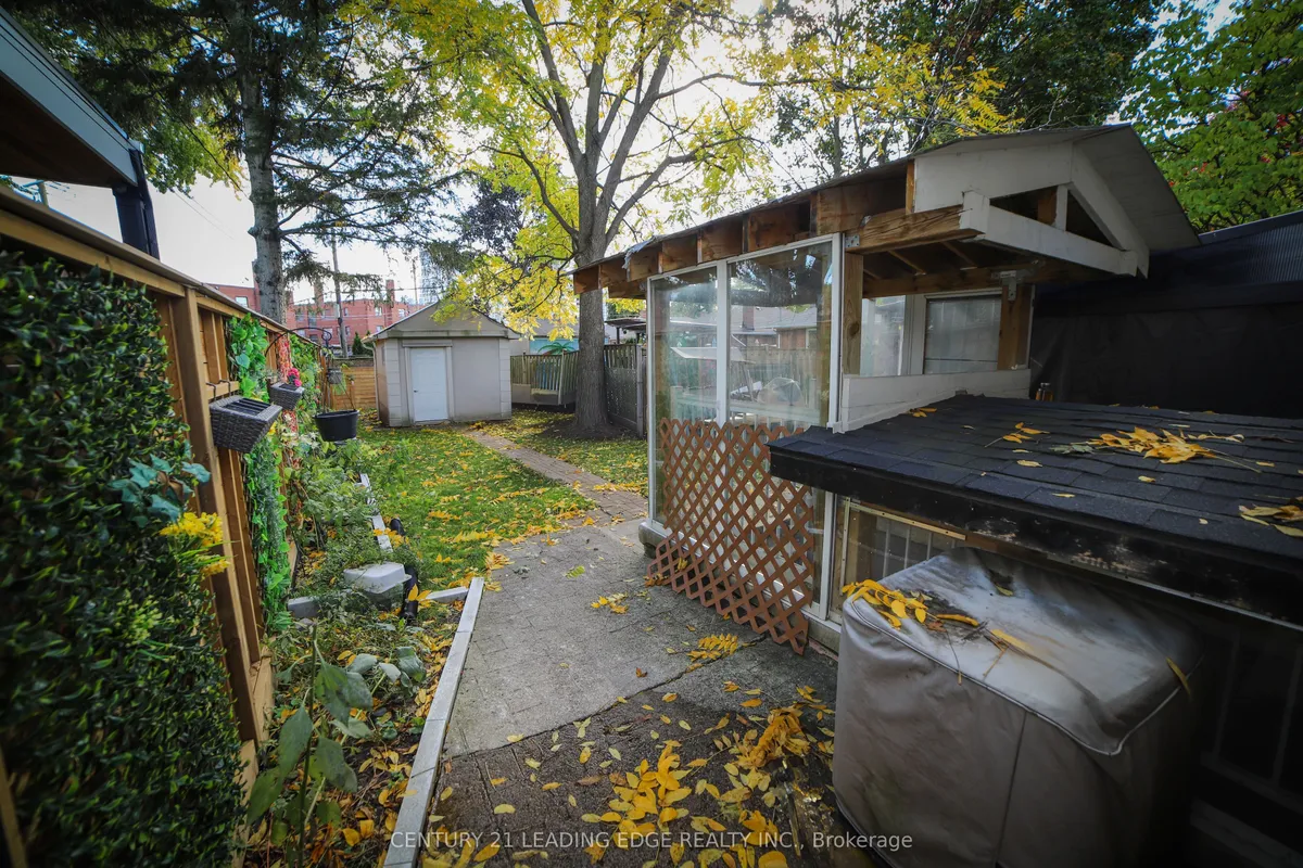 11 Chestnut Hills Crescent, ON M9A 2W3