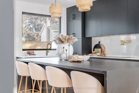 772 Banting Court, ON L9T 3M5