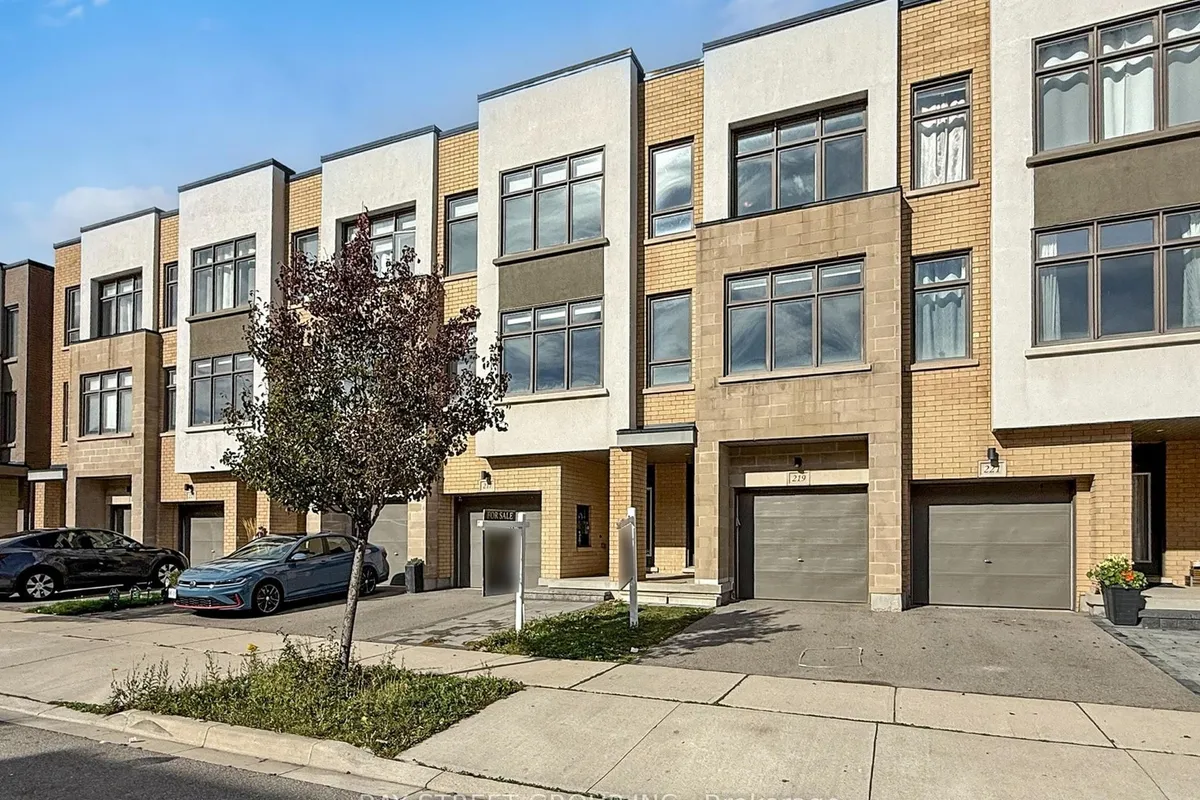 219 Huguenot Road, ON L6H 7C3