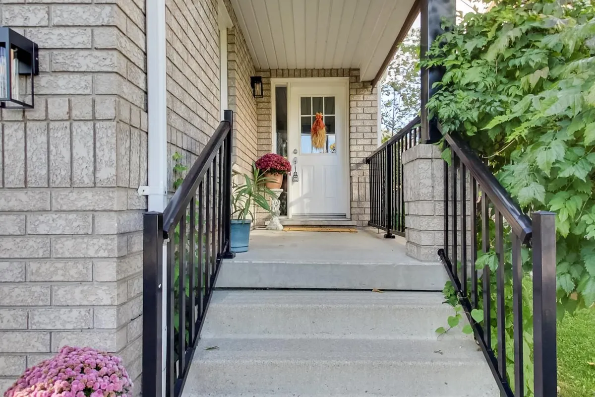 429 Stonetree Court, ON L5H 4H3