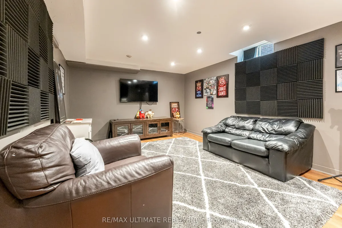 1689 Copseholm Trail, ON L4W 2C1