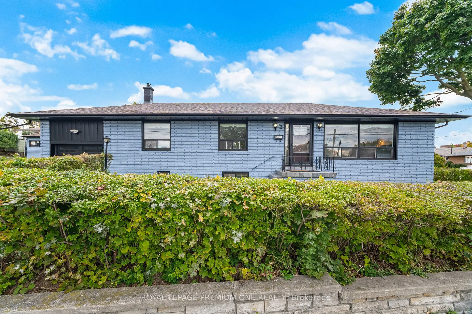 2 Del Ria Drive, ON M6L 1M1