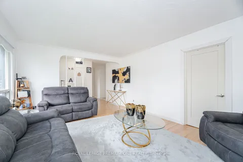 2 Del Ria Drive, ON M6L 1M1