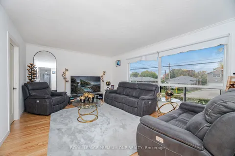 2 Del Ria Drive, ON M6L 1M1