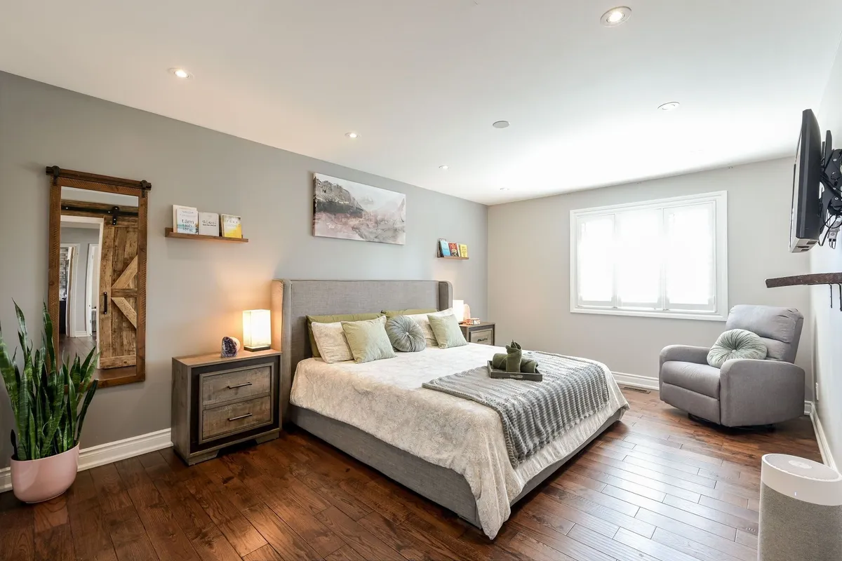 281 Mcgill Street, ON L5A 1V3