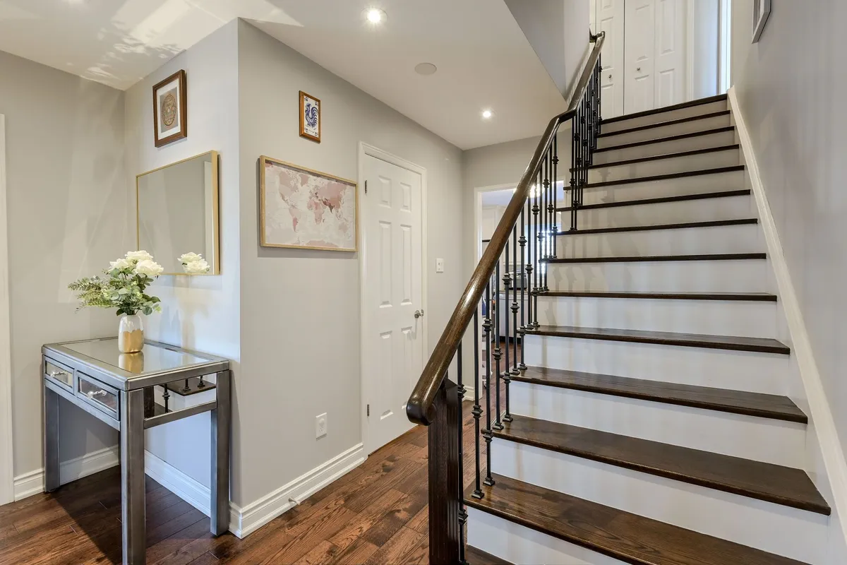 281 Mcgill Street, ON L5A 1V3