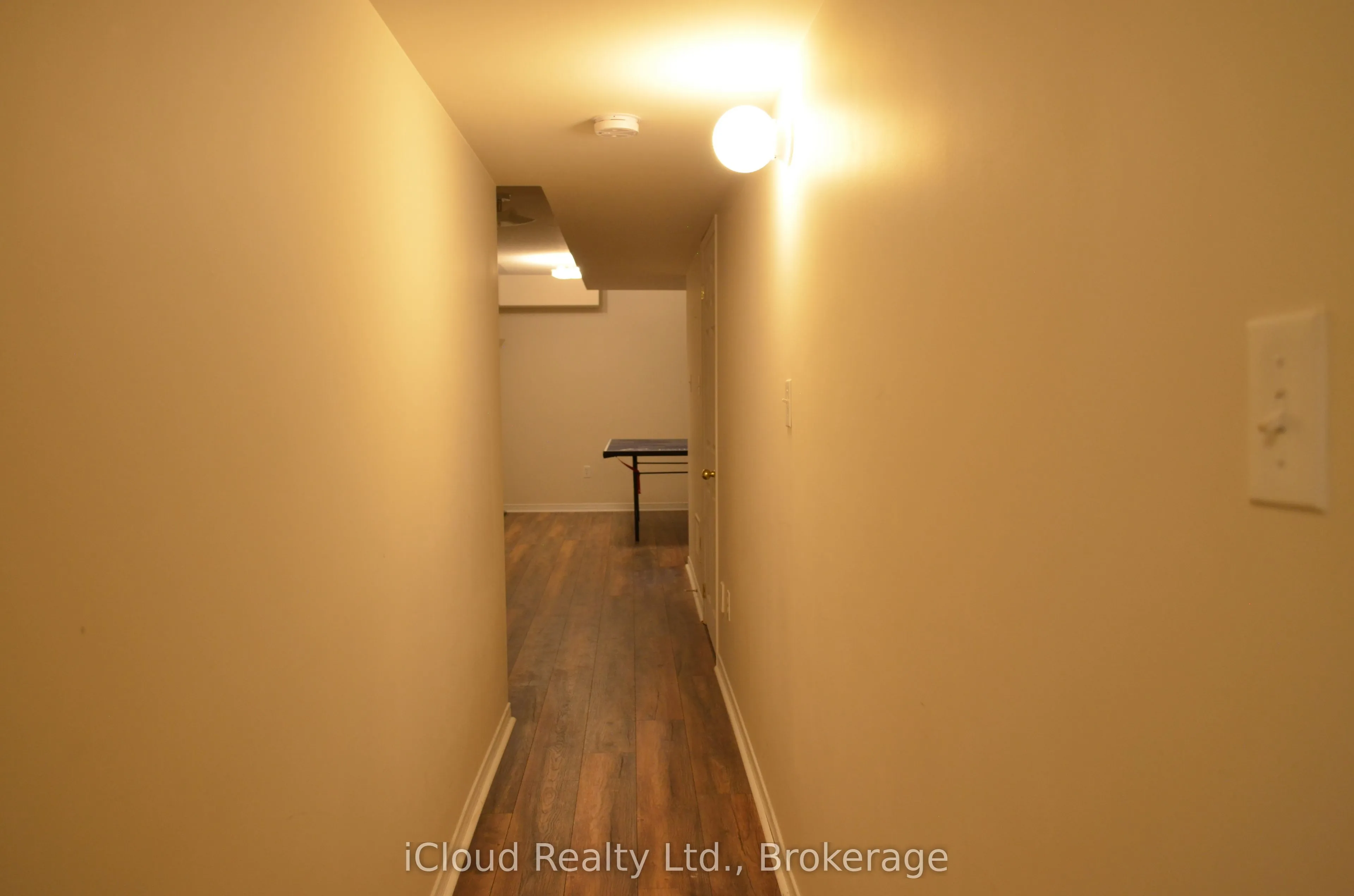 Att/Row/Townhouse interior view at 319 Aspendale Crescent Mississauga