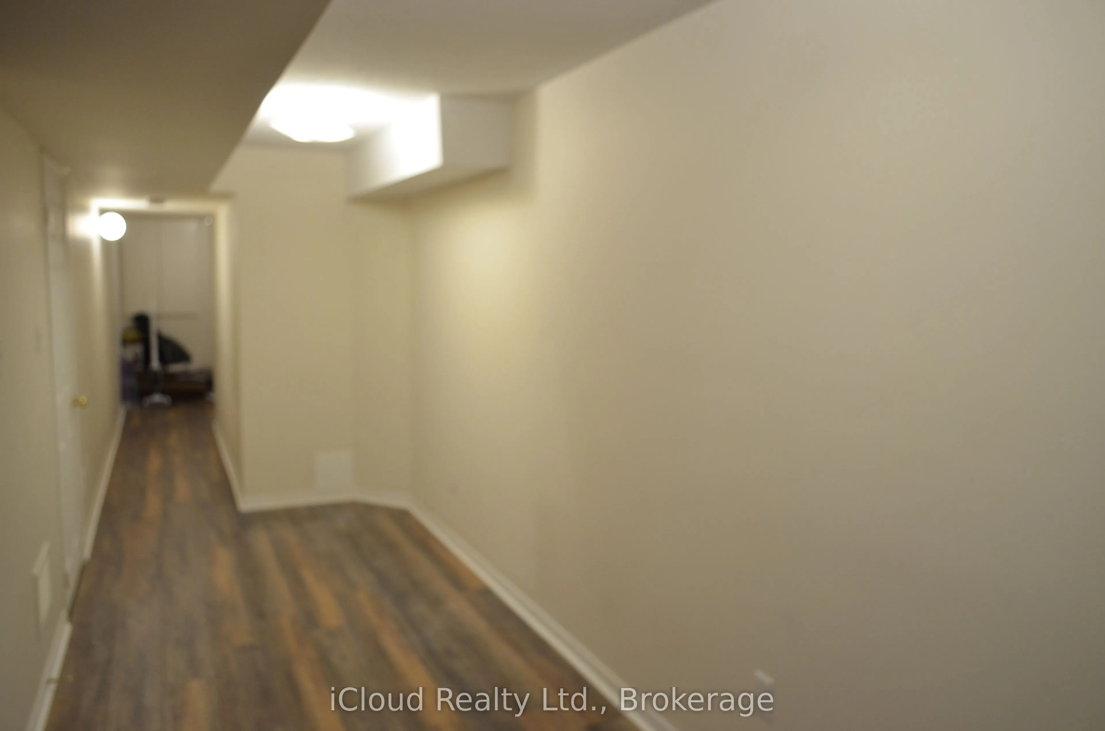 Att/Row/Townhouse living room at 319 Aspendale Crescent Mississauga