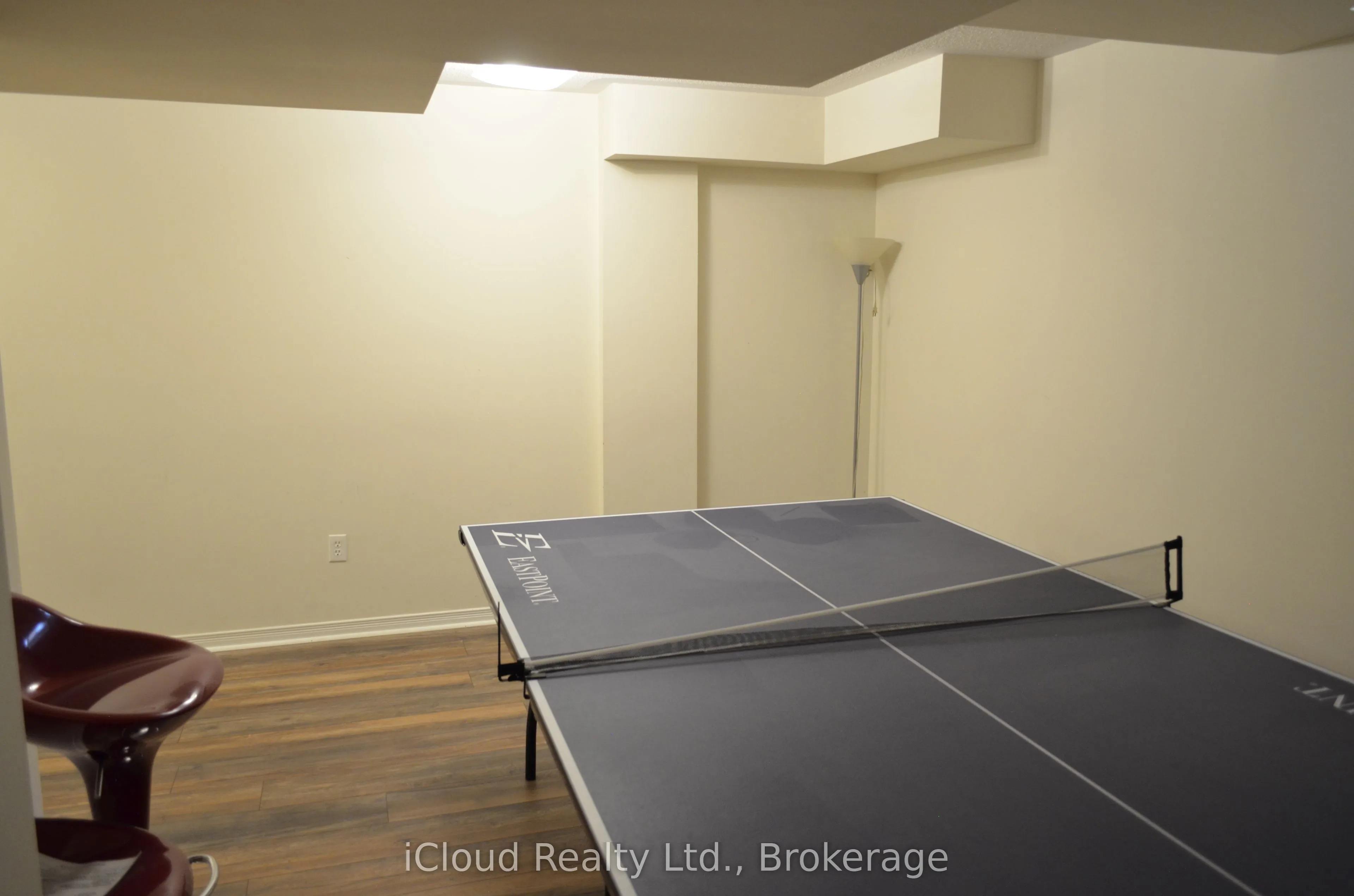 Att/Row/Townhouse kitchen at 319 Aspendale Crescent Mississauga