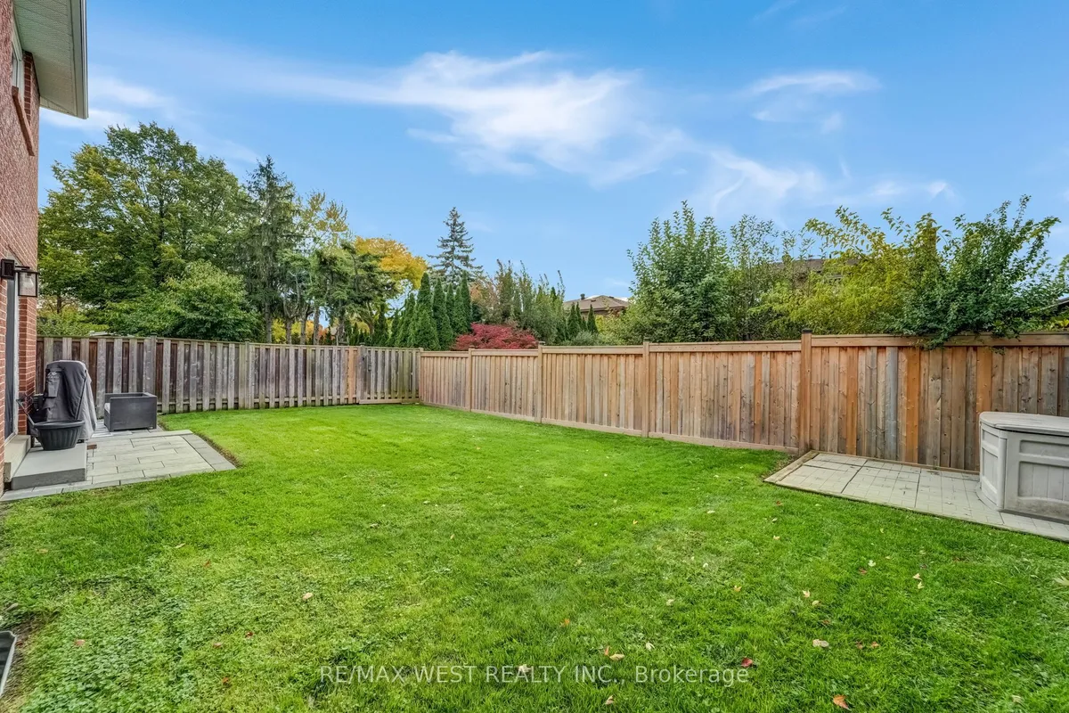 2388 Carlanne Place, ON L5C 3C8