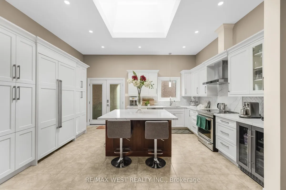 2388 Carlanne Place, ON L5C 3C8