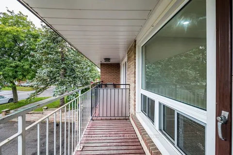 453 Ginger Downs, ON L5A 3A8