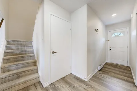 17 Gladstone Square, ON L6S 2H5