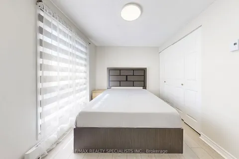 17 Gladstone Square, ON L6S 2H5