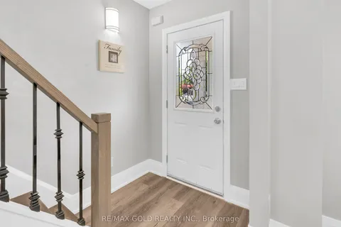 8 Fairglen Crescent, ON M9N 1S2