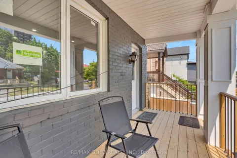 8 Fairglen Crescent, ON M9N 1S2