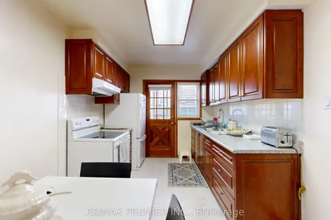 12 Sonnet Court, ON M6L 1J7