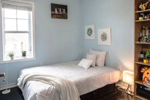 677 Laking Terrace, ON L9T 9J4