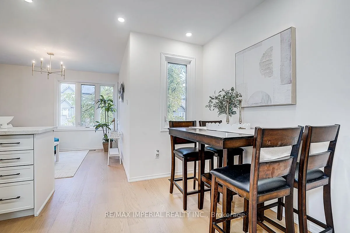 Condo Townhouse kitchen at 460 Bristol Road Mississauga