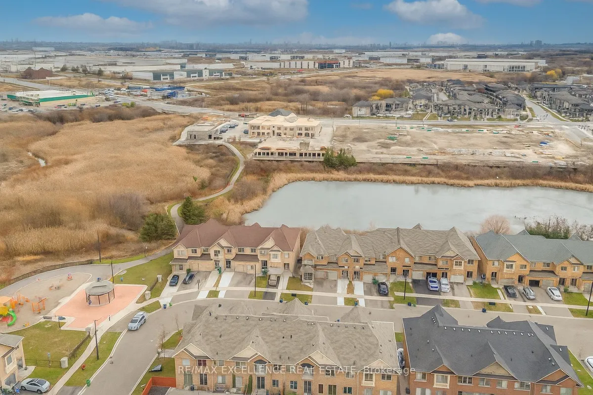 38 Davenfield Circle, ON L6P 4M2