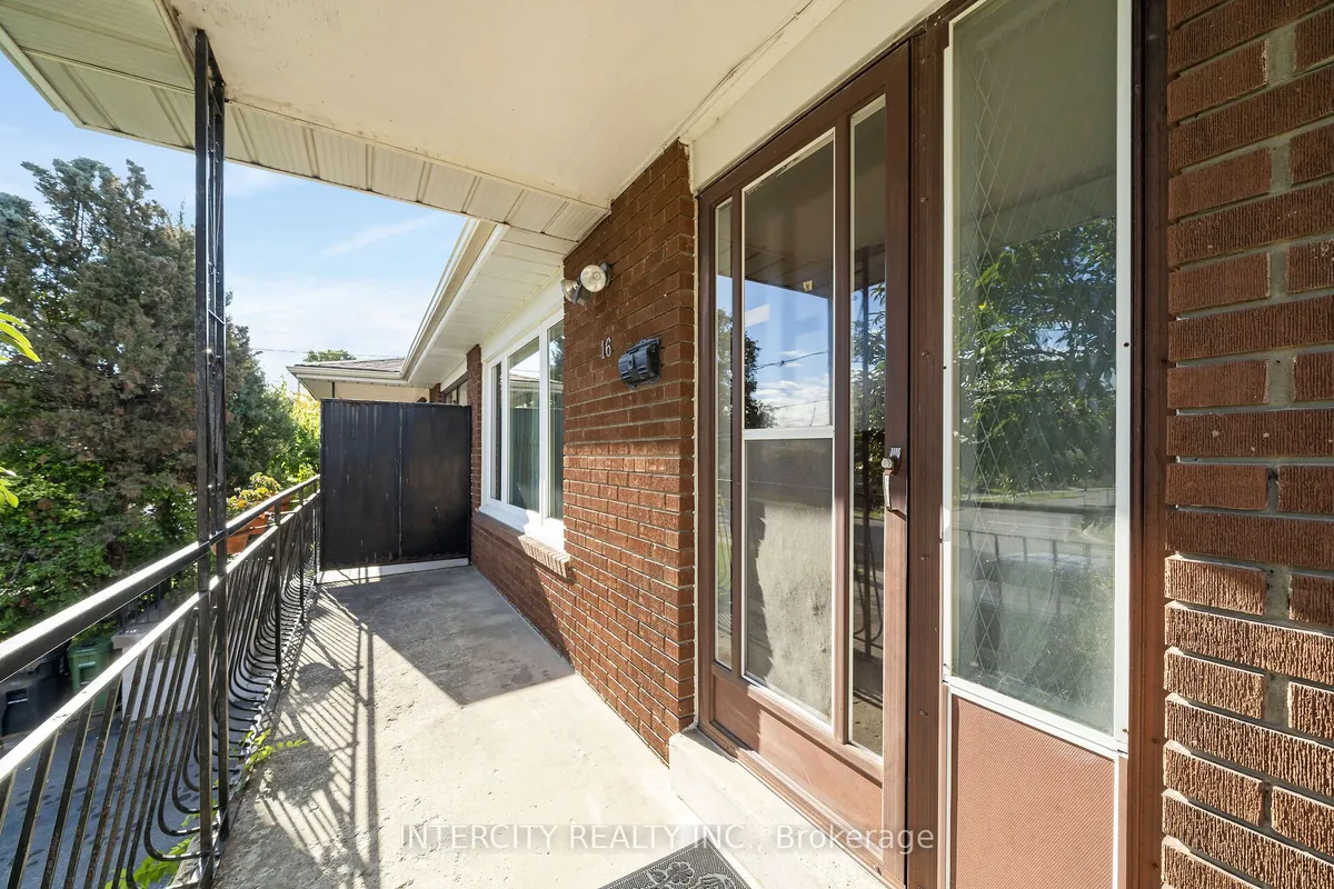 16 Seacliff Boulevard, ON M9L 2G4