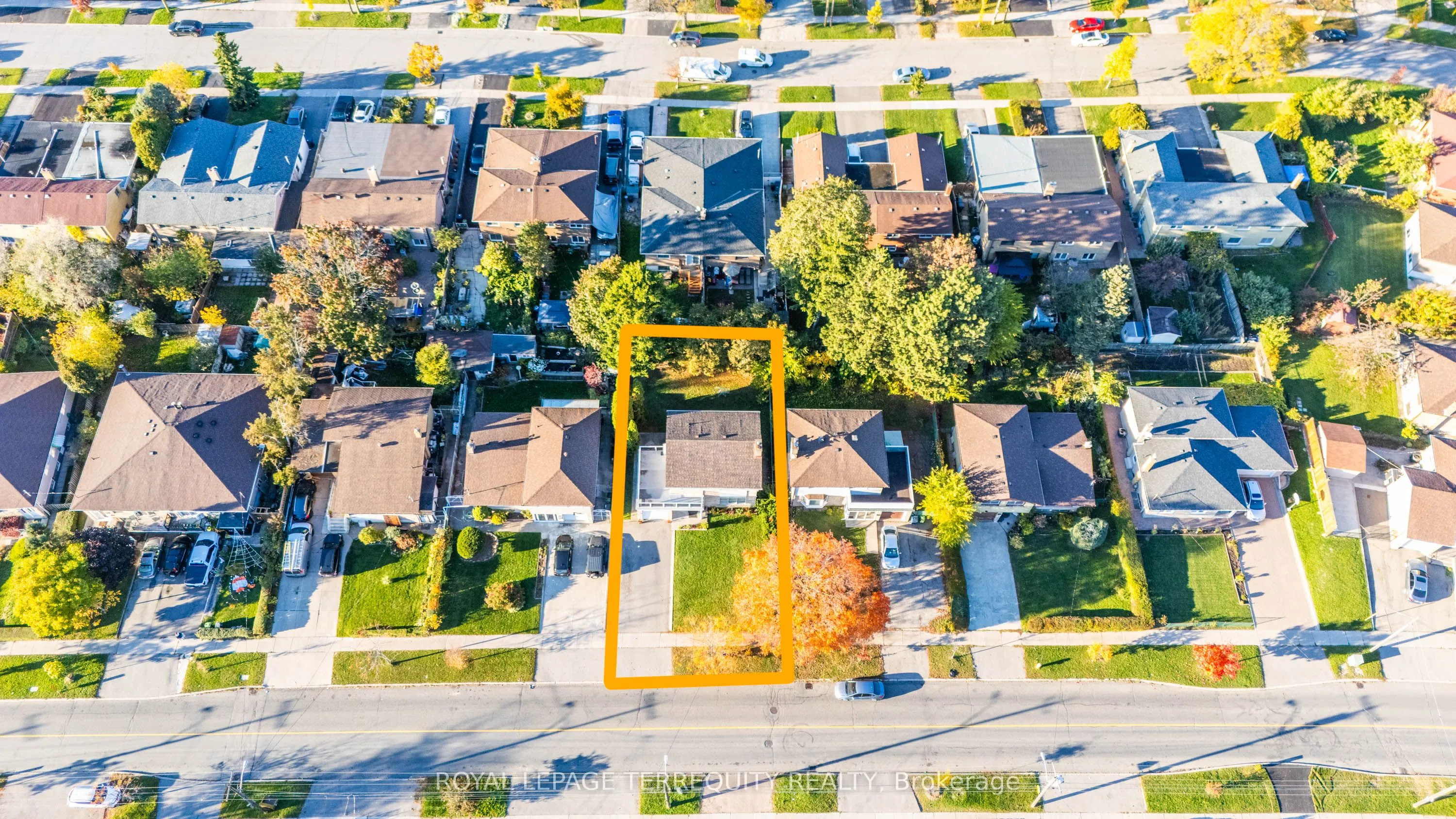 Detached 5 bedroom 3 bathroom at 106 Grandravine Drive in Toronto - MLS# W12487265