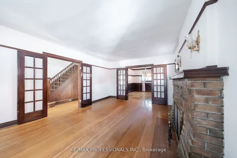 24 Queens Avenue, ON M8V 2N1