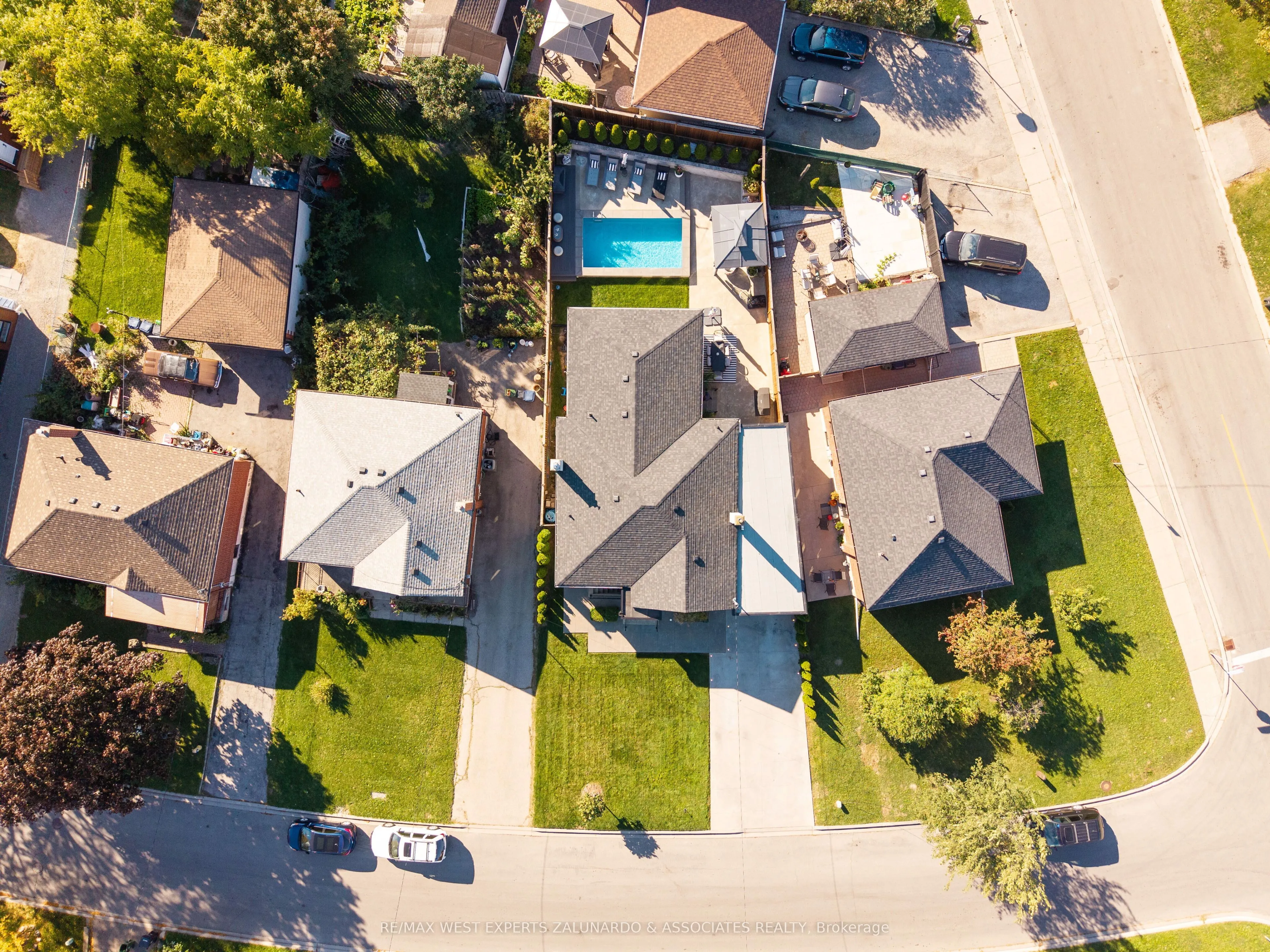Detached interior view at 18 Smallwood Drive Toronto