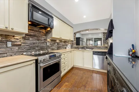 829 Scott Boulevard, ON L9T 2C9