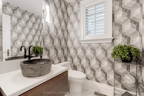 290 Shoreacres Road, ON L7L 2H4