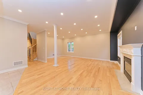 6843 Campbell Settler Court, ON L5W 1B3